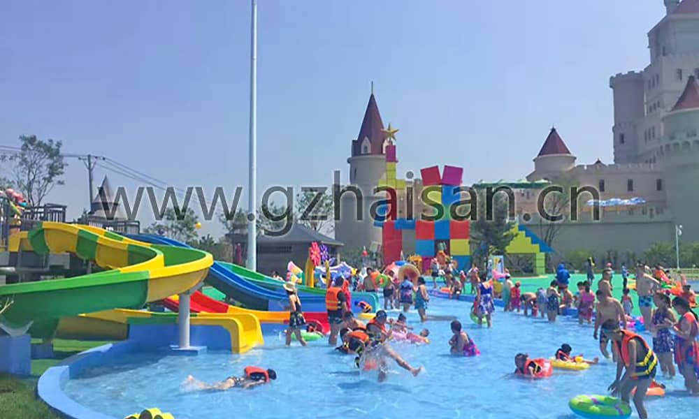 合家欢乐的儿童嬉水天地